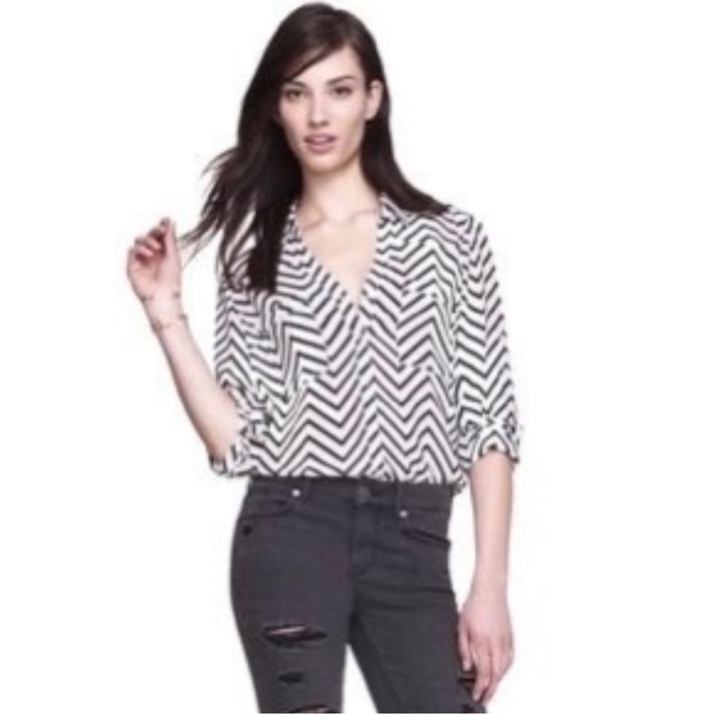 Express Black and White Chevron Print Long Sleeve Portofino Shirt Size Small